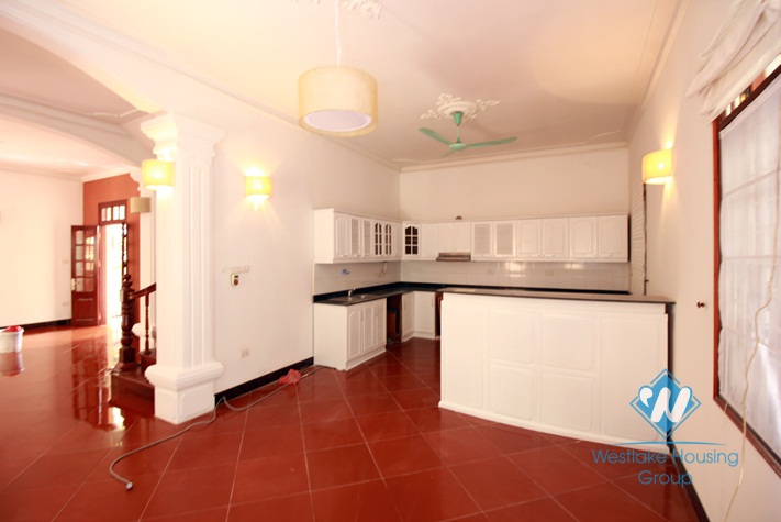 Unfurnished house with large courtyardfor rent in Tay Ho, Hanoi